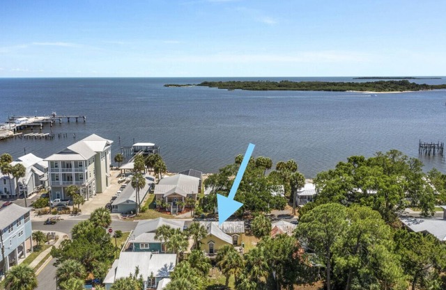 Charming Downtown Island Cottage close to City Park Beach. Sleeps four.