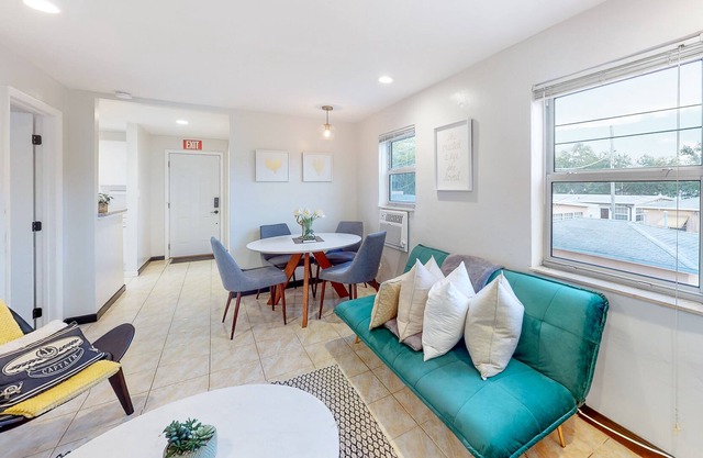 Charming duplex with enclosed yard, fast WiFi, full kitchen, & W/D