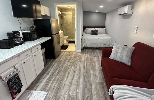 Charming efficiency , sleeps 4, in Homosassa, less that 4 miles from springs