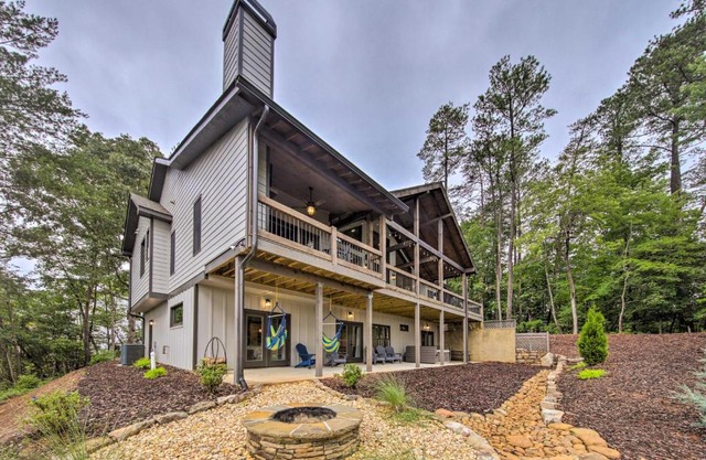 Charming Ellijay Escape Hot Tub and Game Room
