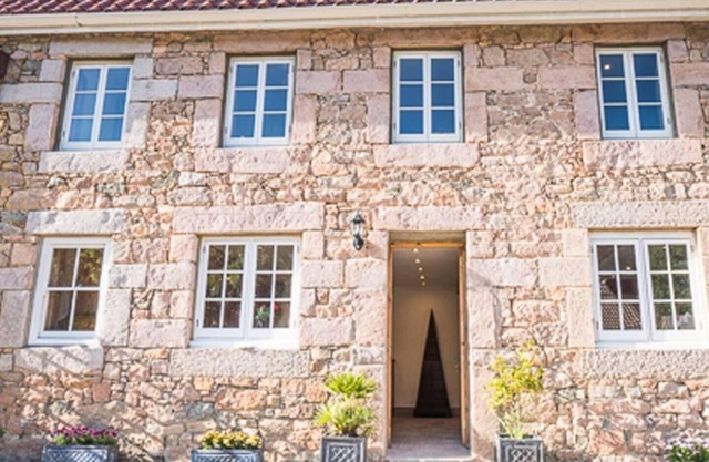 Charming en-suite bedroom with patio in St Aubin