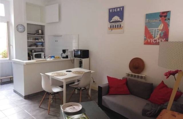 Charming F2 with small garden in town center