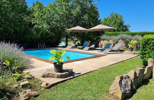 Charming farmhouse with swimming pool in the Périgord countryside