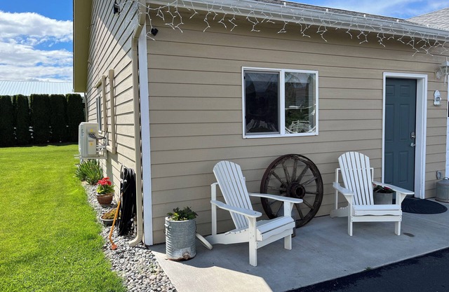 Charming farmhouse-style 1 bedroom apartment with hottub
