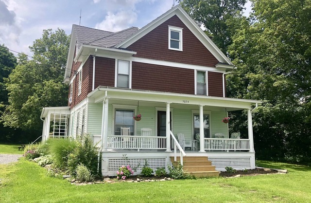 Charming farmhouse on a quiet road near Seneca Lake, Glenora & Watkins Glen ❤️