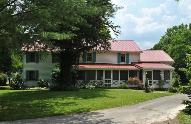 Charming Farmhouse on working Red Haven Farm