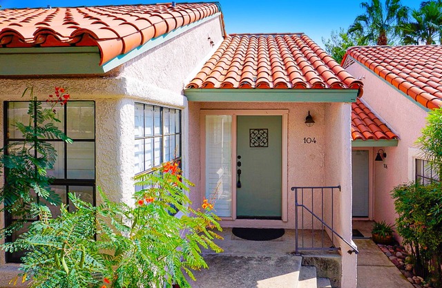 Charming first floor condo w/shared heated pool, hot tub, tennis courts