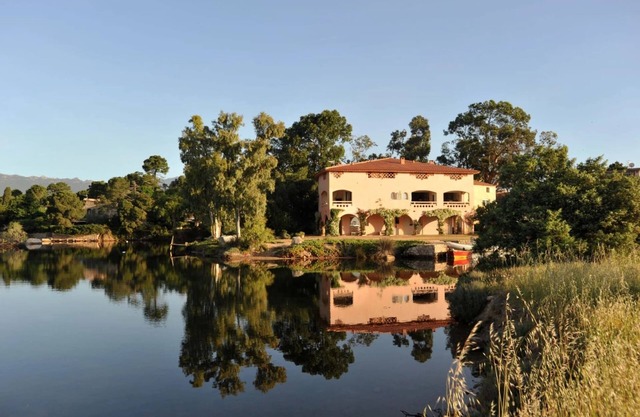Charming flat with its feet in the water