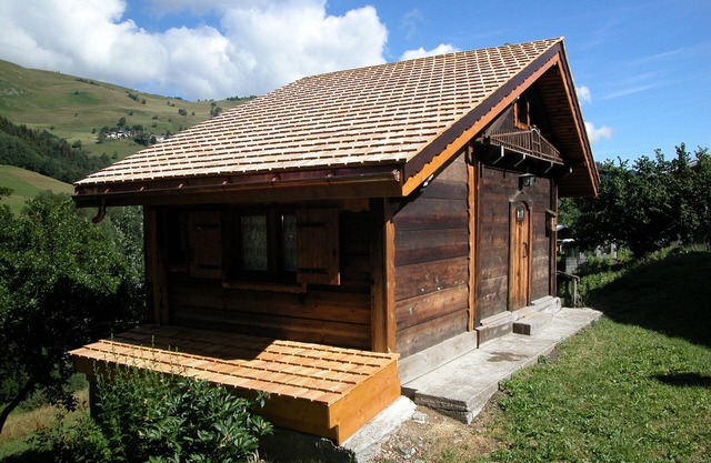 Charming chalet renovated in a former attic, close to the slopes, located in