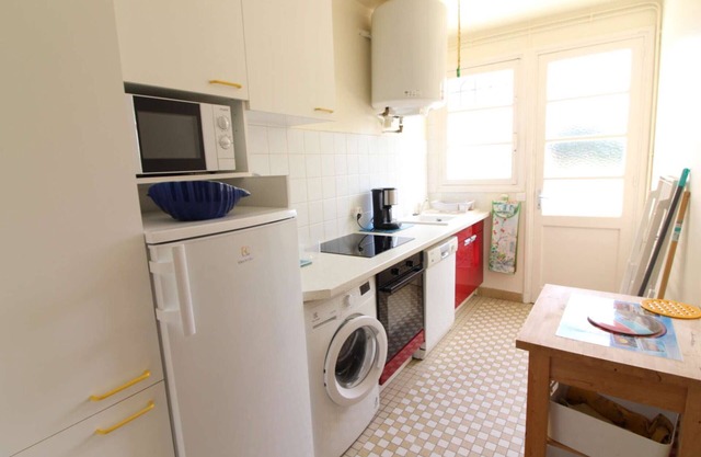 Charming 3-BR House in Saint-Trojan-les-Bains, Terrace, BBQ, Parking Included