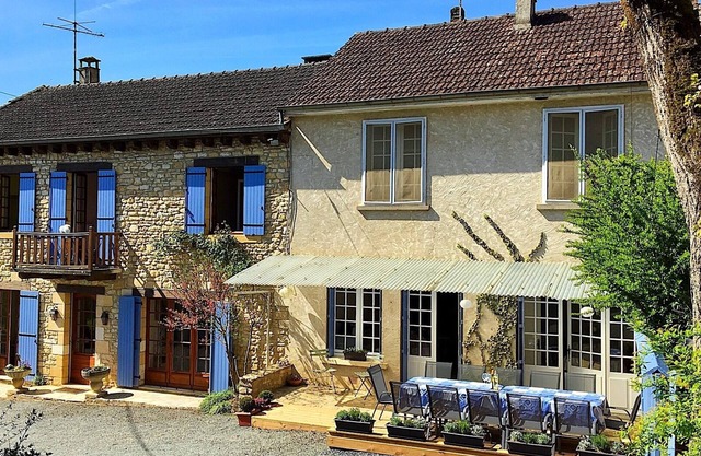 Charming 5 Bedroom Farmhouse, close to river + tourist sites. Sleeps 12 + babies