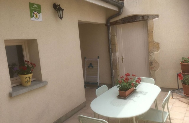 Charming Gîte in Dun-sur-Auron: 3BR, Close to Shops, Cozy Courtyard, Garage Included