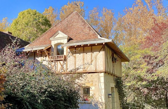 Charming Getaway for Two: Historic Farm, Private Garden, Bikes & Ping-Pong Included