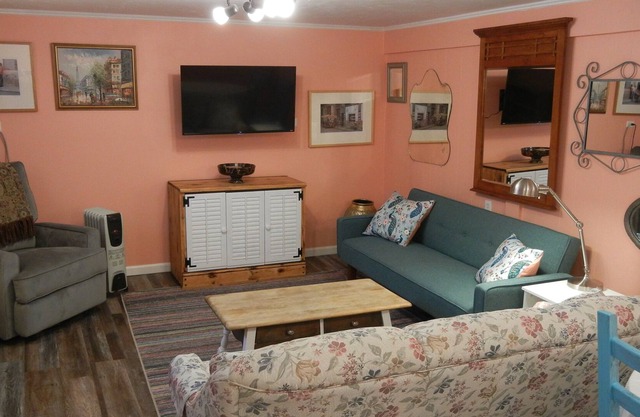 Charming Garden Apartment in Quaint, Walkable Homewood