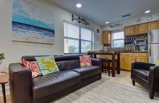 Charming getaway across the street from sparkling waters of Redington Beach