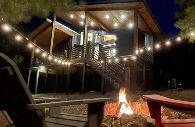 Charming Getaway with views come, relax & recharge, Hot Tub, FirePit, Lake