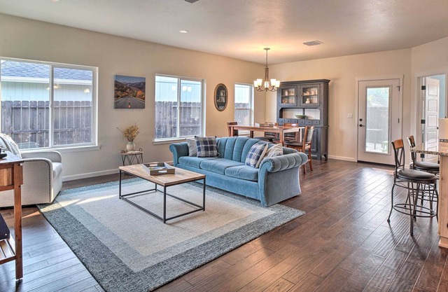 Charming Grants Pass Home: Patio & Fire Pit!