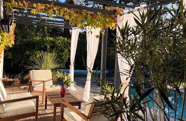 Charming house near Bordeaux - quiet - sleeps 8 - swimming pool - summer kitchen