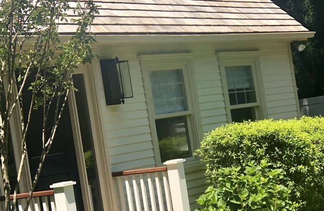 Charming Hamptons Retreat Near Ocean, Shops, Jitney