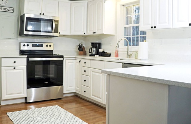 Charming Herrington Harbor & Bay Cottage
