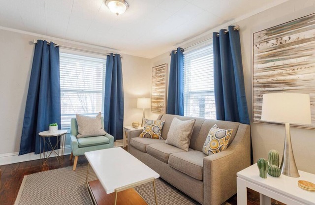 Charming Hideaway Near Food and Fun 15