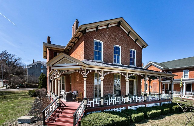 Charming Historic 4 Bedroom with Hot Tub
