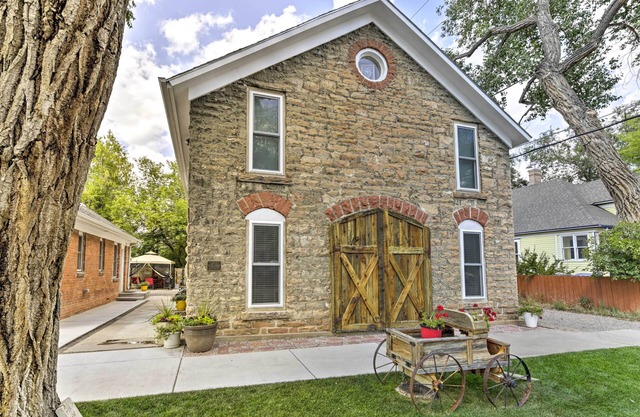 Charming Historic Condo - Walk to Downtown & UW