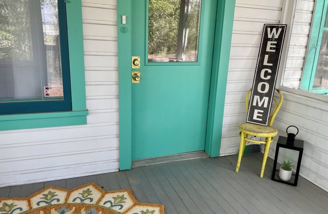 Charming Historic cottage close to downtown Fairbanks