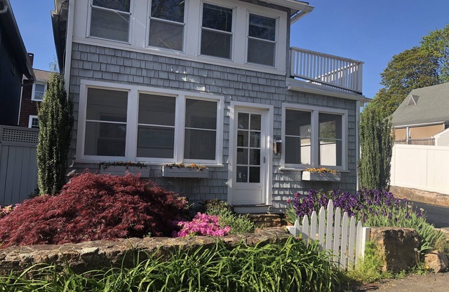 Charming Historic Cottage, 130 Footsteps To Private Beach, Sleeps Five, Peaceful