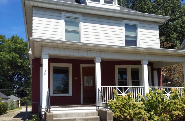 Charming historical 4 bd & 3 full ba home in Terre Haute with WiFi, AC & parking