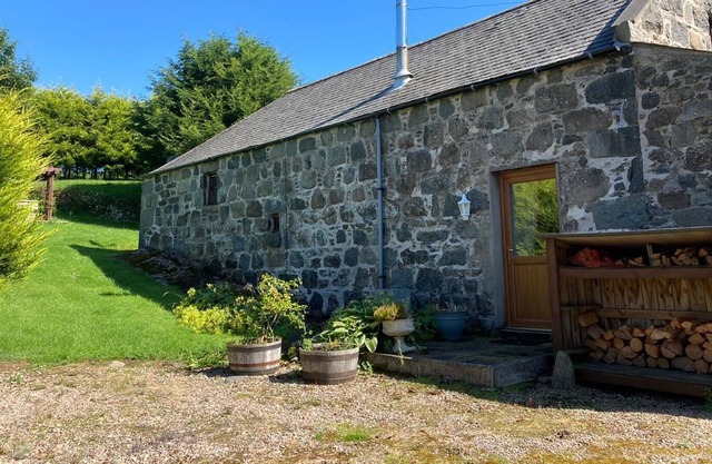Charming holiday cottage with garden and castle park next door.