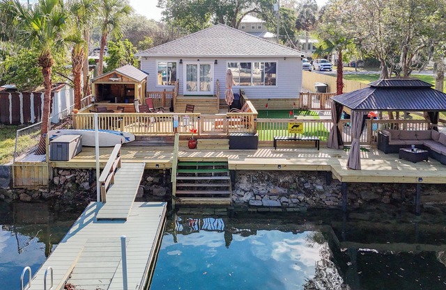 Charming home right off the main river. short paddle to hospital hole.