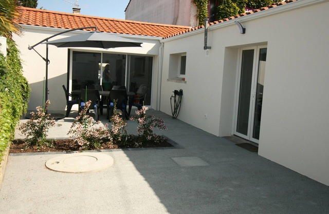 Charming House Near Beach and Shops with Private Parking and Terrace