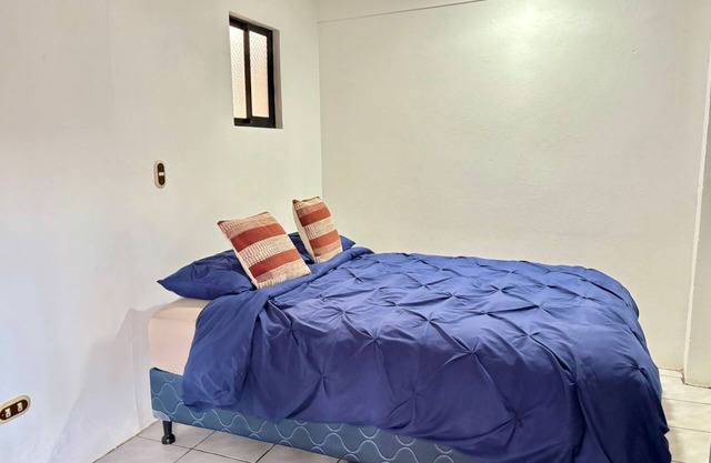 Charming house 5 min SJO airport with parking in a gated community