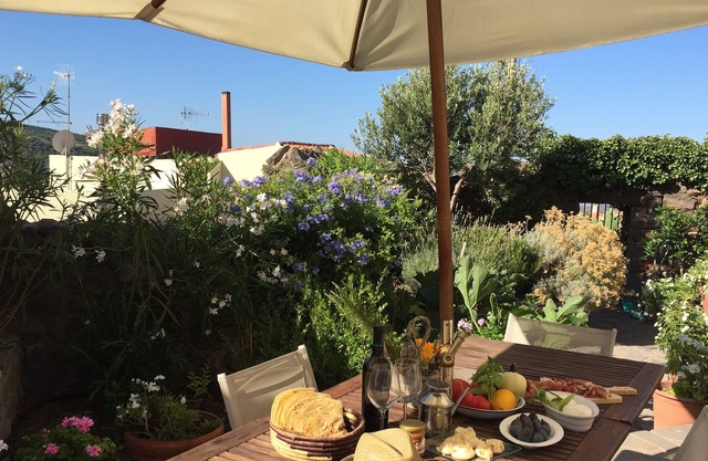 Charming house and hanging garden in the heart of a village sea view