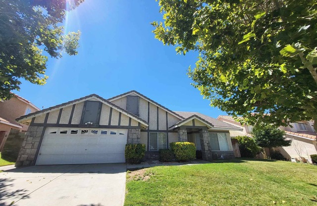 Charming house in lovely Palmdale near Marie Kerr Park, schools, AV Mall