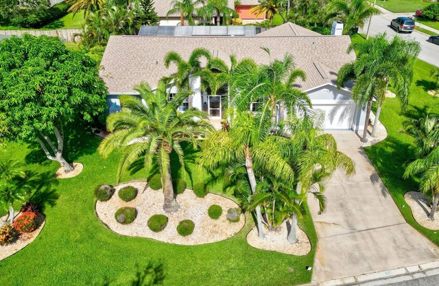 Charming house near AMI: Comfort, Style, and Sun Soaked Fun | Private | Pets OK