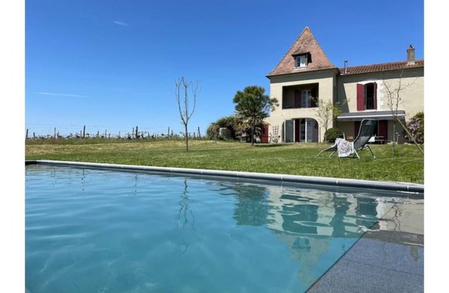 Charming house overlooking the vineyards for 6 people or 8 on request