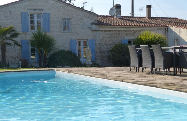 Charming house with pool near La Rochelle