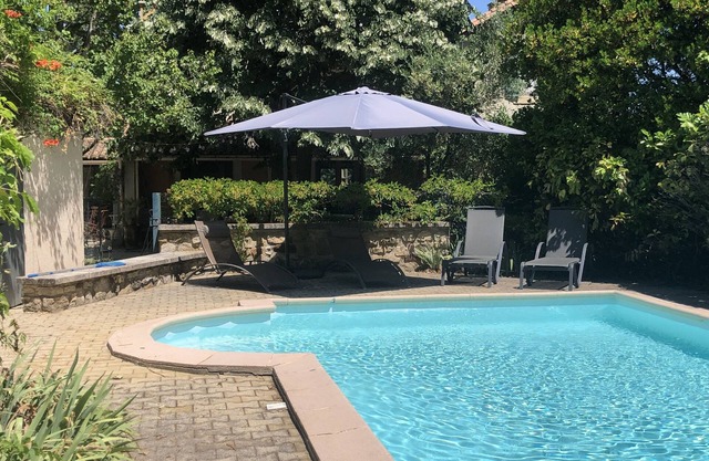 CHARMING HOUSE WITH POOL. IN A GREEN SETTING, NEAR UZES.