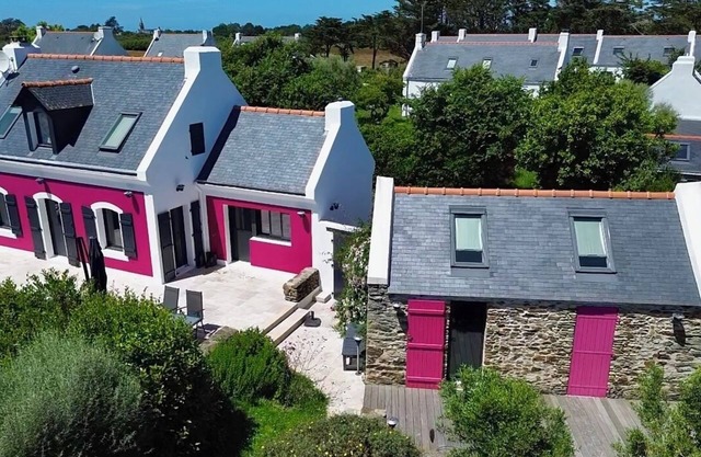 Charming house with stone outbuilding close to the beaches of the Côte Sauvage.