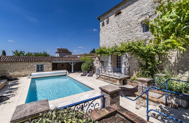 Charming house with swimming pool and private courtyard next to a château.