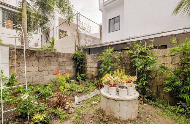 Charming Iloilo City House With Garden View