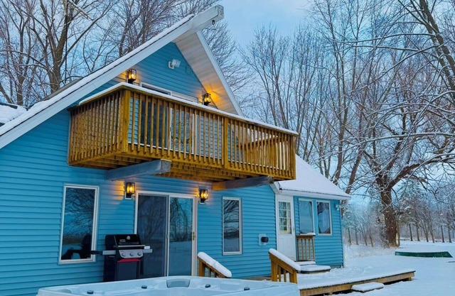 Charming Lakefront cabin w/Jaccuzi