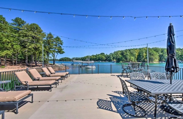 Charming lakehouse on Lake Lanier with easy walk to the water
