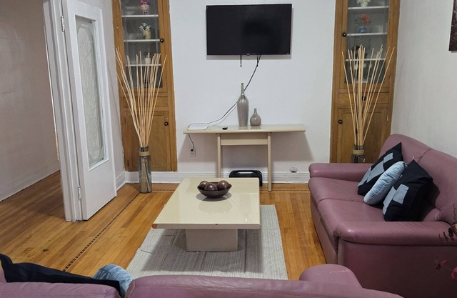 Charming large furnished and equipped condo near metro and 10 min downtown