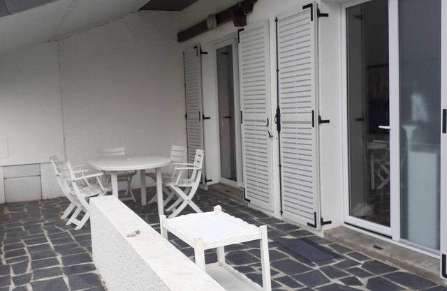 Charming little house on the seafront, 300m from the beach, 600m from the center.