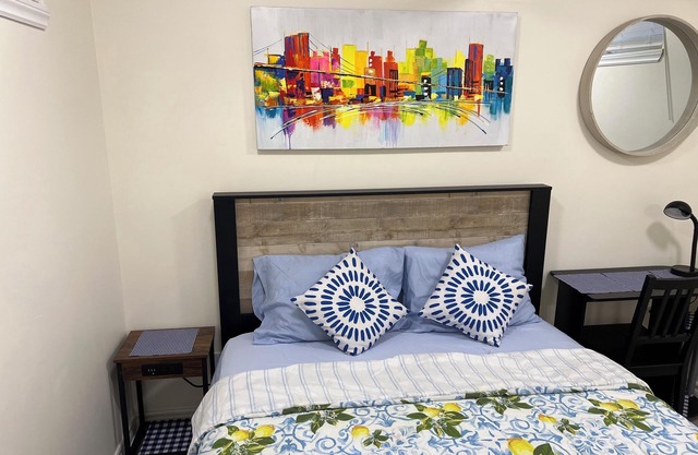 Charming lodge in beautiful Toronto with WiFi, AC, Female Only