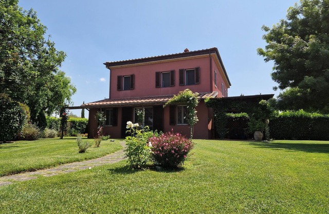 CHARMING MAREMMA-STYLE COUNTRY HOUSE NESTLED IN A PRISTINE NATURE
