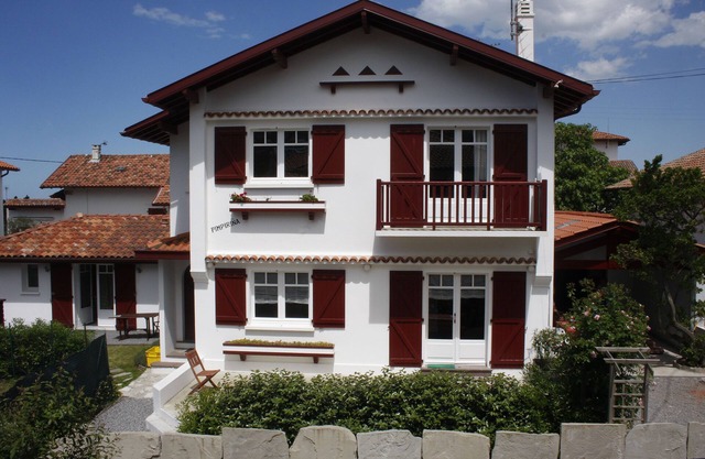 CHARMING MAISONNETTE GARDEN LEVEL - VILLAGE CENTER